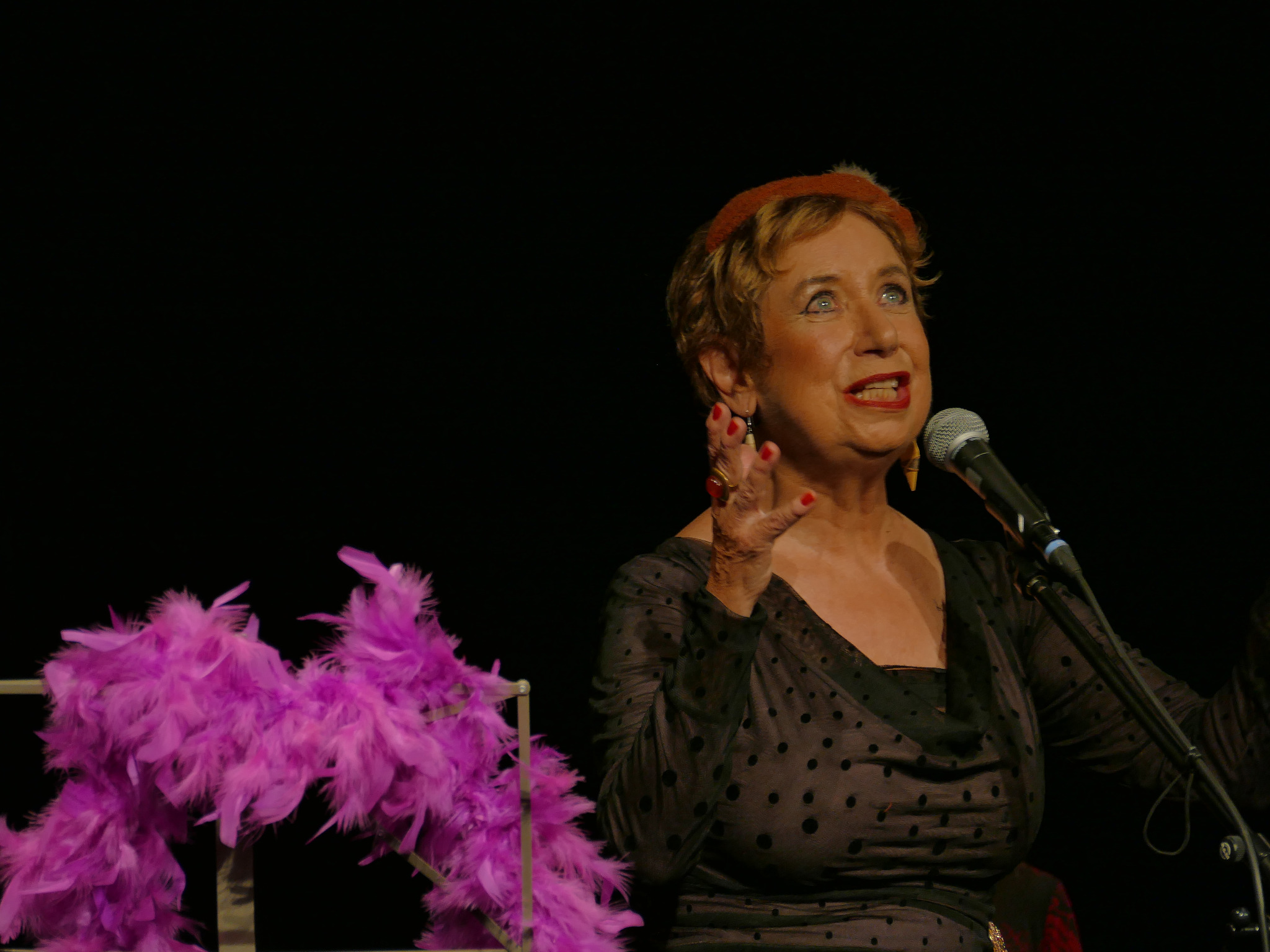 Verena Plangger auf der Bühne mit Mikrofon